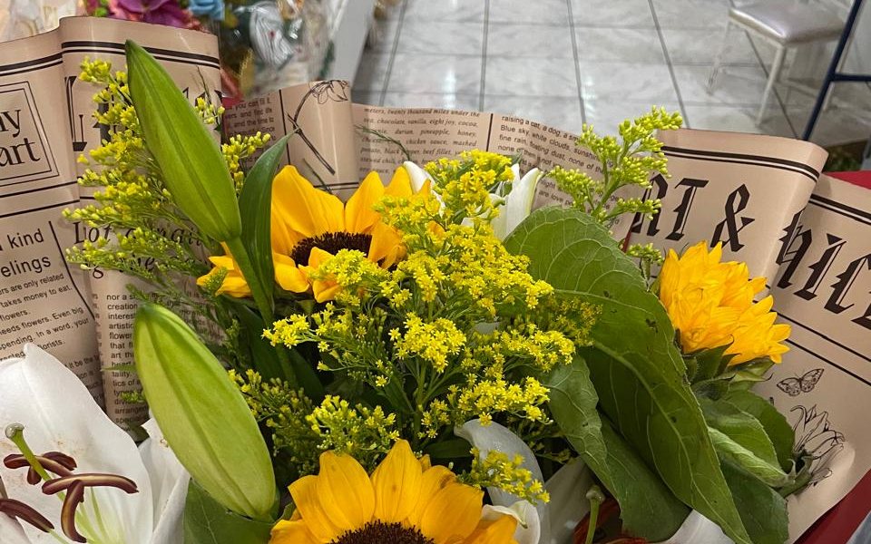 Buquê de girassóis e lírios brancos - Floricultura Bia Presentes