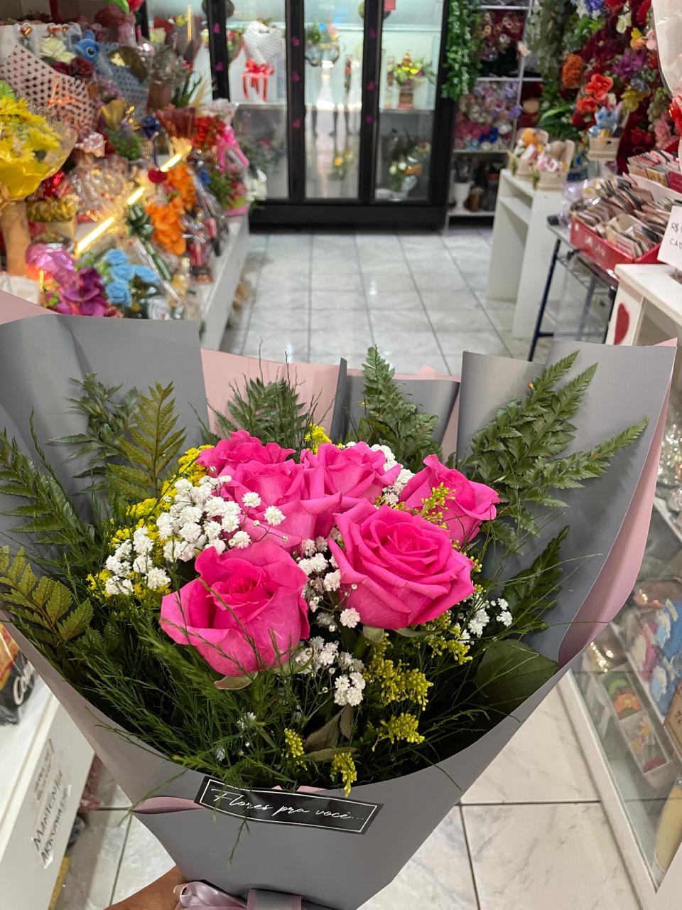Buquê de rosas rosa com folhagens