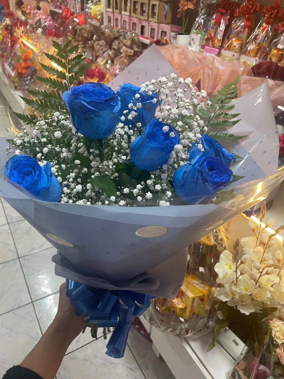 Buquê de rosas azuis com flores brancas