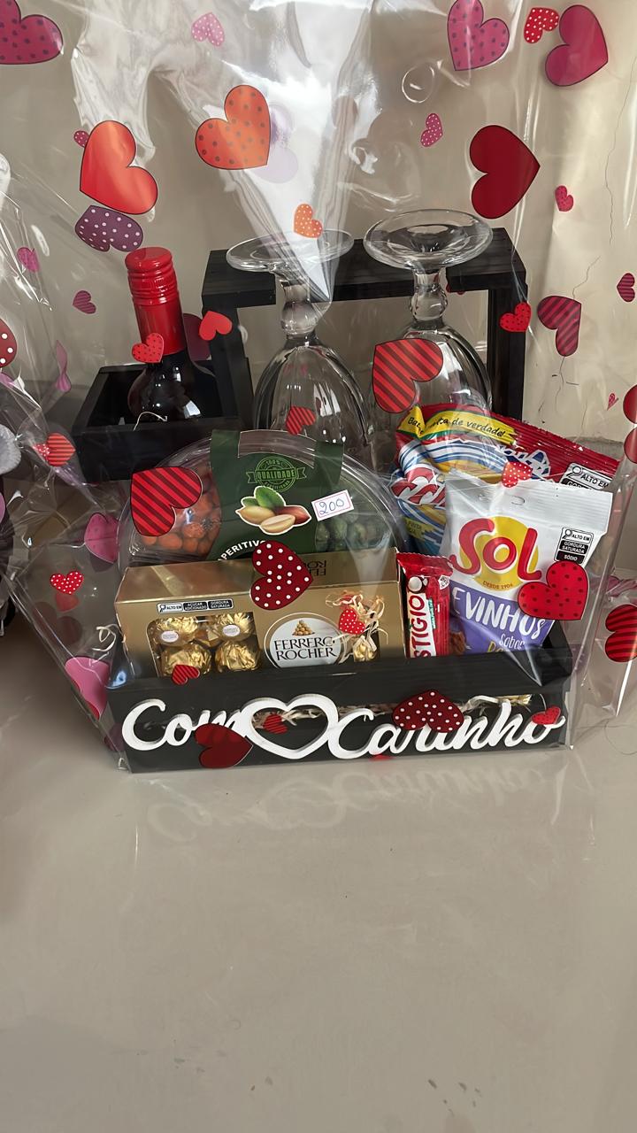 Cesta de presente com doces e bebidas