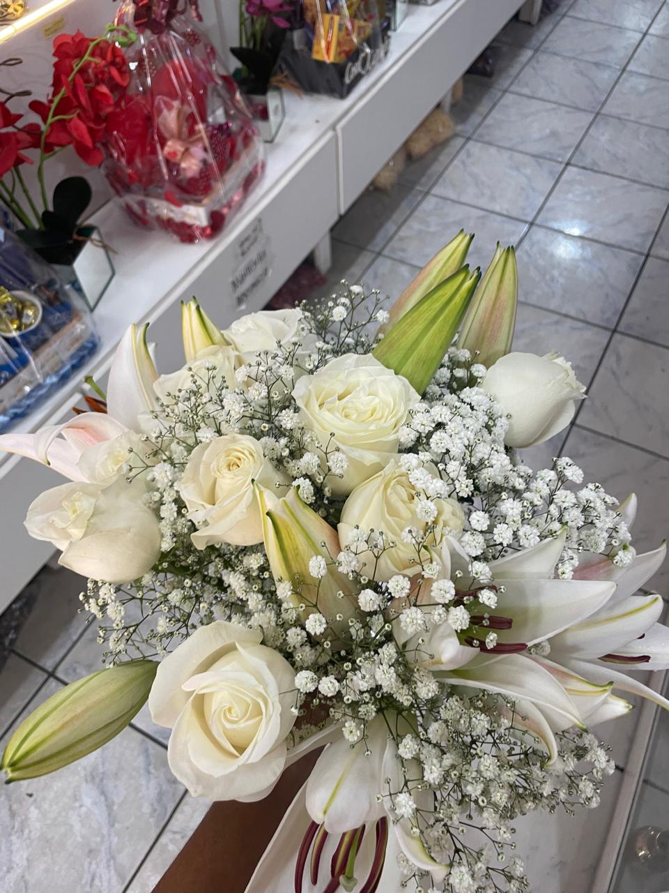 Buquê branco com rosas e lírios