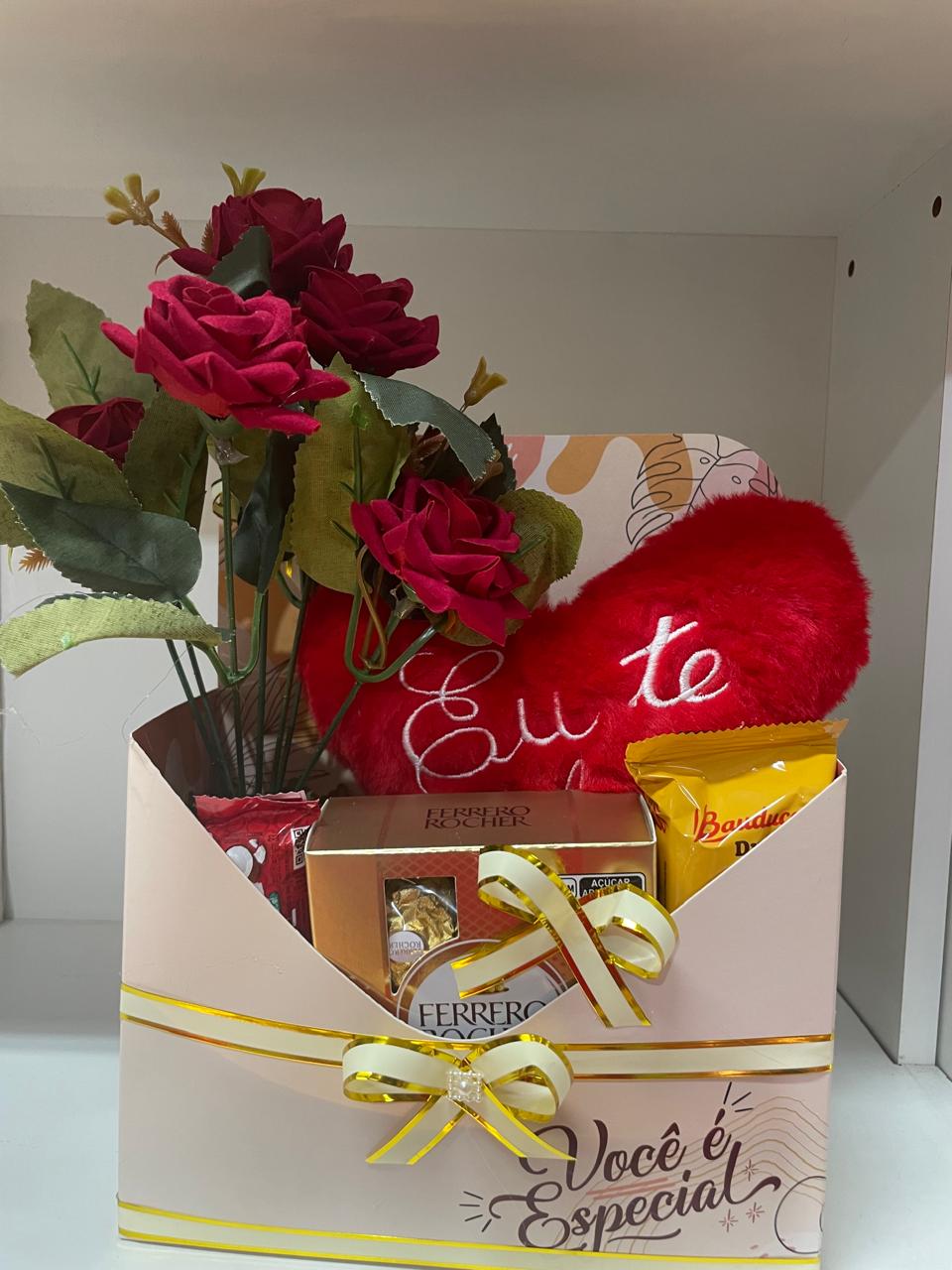 Caixa de presente com rosas, doces e pelúcia