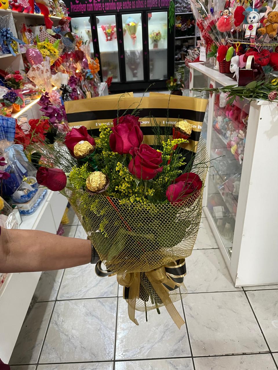 Buquê de rosas vermelhas com chocolates